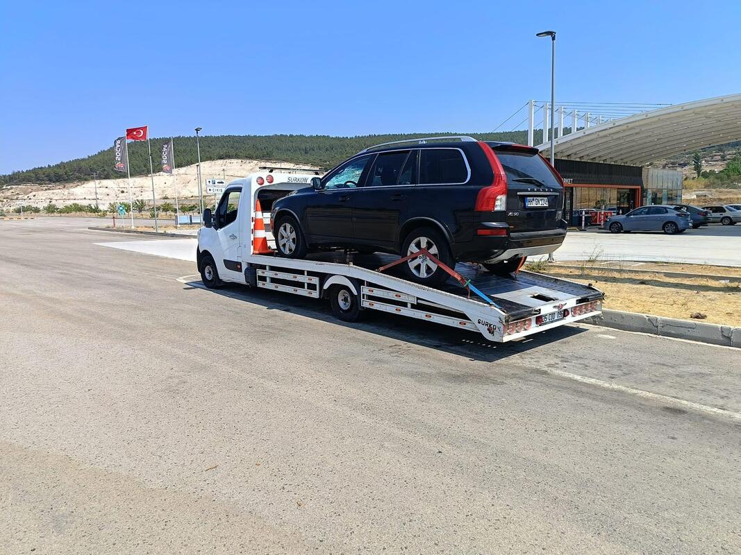 Bayraklı gece BMW taşıma